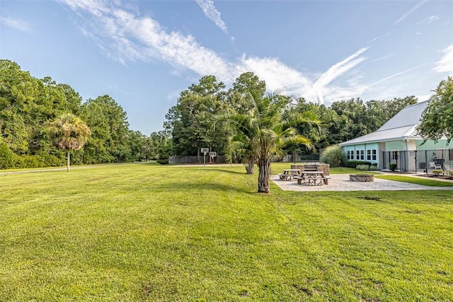 view of yard featuring a fire pit