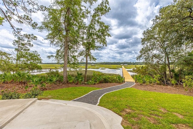 view of yard featuring a water view