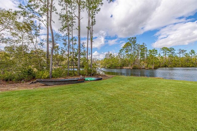 view of yard featuring a water view