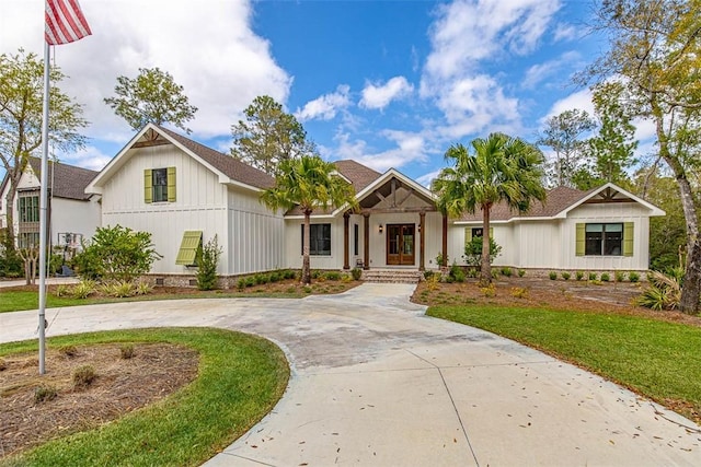 view of front of property with a front yard