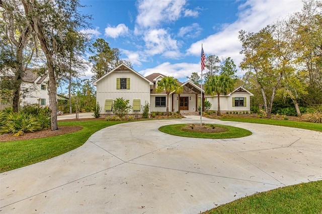 view of front of house featuring a front yard