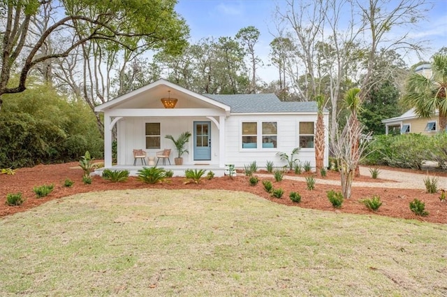 view of front facade with covered porch and a front lawn