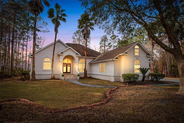 view of front facade with a yard