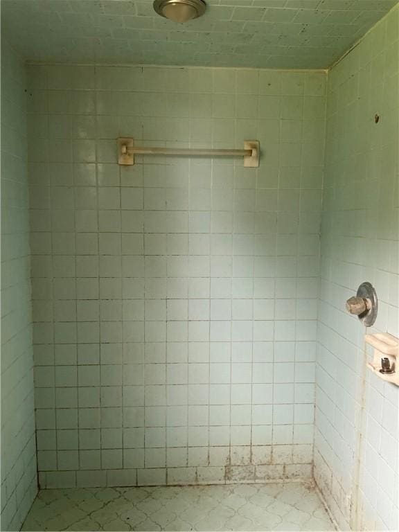 2608 Winchester Dr, Waycross, GA 31501 - full bath with a tile shower