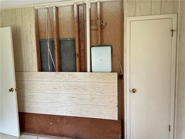 2608 Winchester Dr, Waycross, GA 31501 - detailed view of wood walls