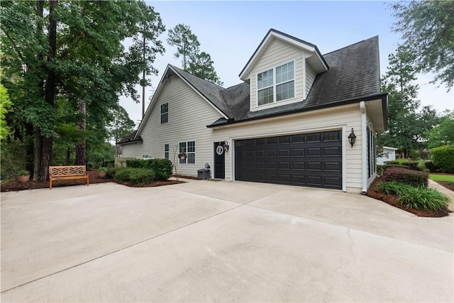 view of front facade with concrete driveway