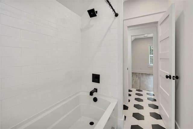 bathroom featuring tiled shower / bath