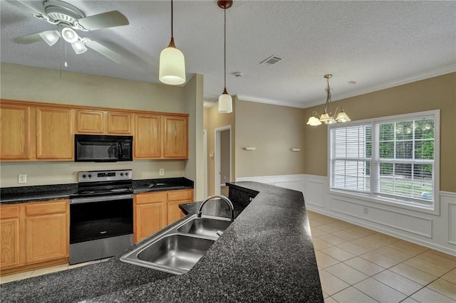 kitchen with decorative light fixtures, stainless steel electric stove, visible vents, a sink, and black microwave