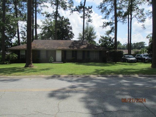 single story home featuring a front lawn