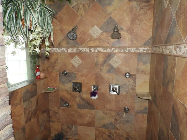 room details featuring a tile shower