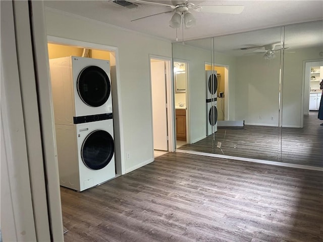 800 Mallery St Unit C-30, Saint Simons Island, GA 31522 - laundry area featuring estacked washer and dryer, a ceiling fan, wood finished floors, baseboards, and crown molding