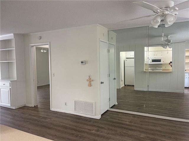 800 Mallery St Unit C-30, Saint Simons Island, GA 31522 - kitchen with white appliances, a ceiling fan, wood finished floors, white cabinetry, and a textured ceiling