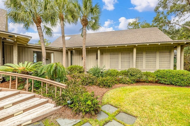 view of front of home featuring a front lawn