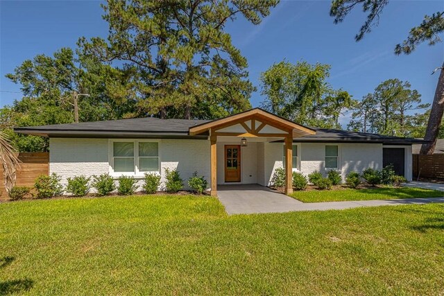 155 Mcdowell Ave, Brunswick, GA 31525 - mid-century home featuring brick siding and an attached garage