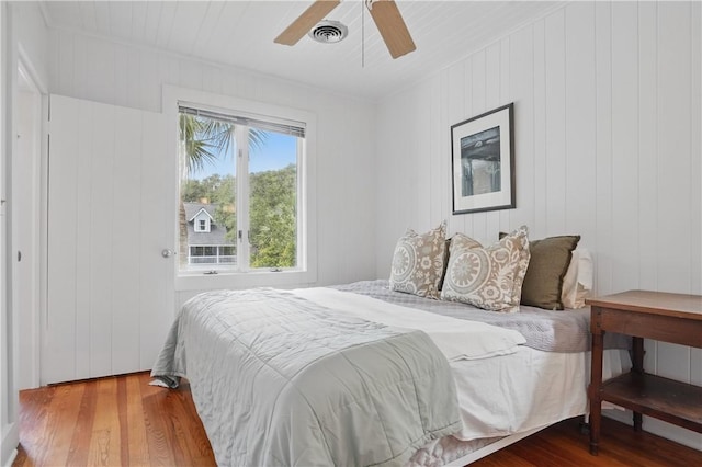4206 Tenth St, Saint Simons Island, GA 31522 - bedroom with wood finished floors and a ceiling fan