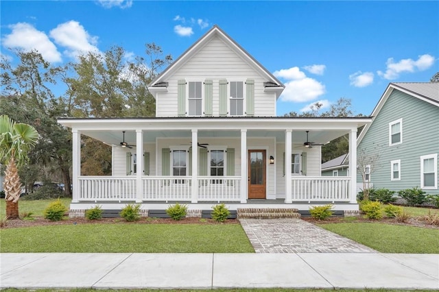 farmhouse featuring covered porch, a front lawn, and ceiling fan