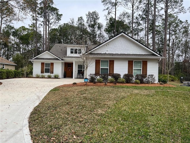 view of front of property with a front yard