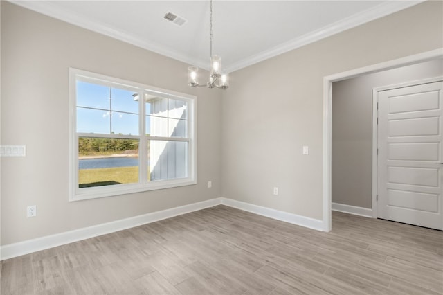 spare room featuring crown molding, an inviting chandelier, and light hardwood / wood-style flooring