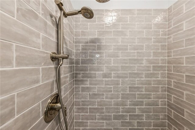1232 Riverpoint Ln NE, Townsend, GA 31331 - bathroom featuring a tile shower