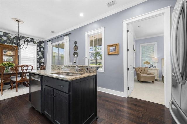 kitchen featuring stainless steel appliances, a chandelier, dark wood-style flooring, dark cabinetry, and crown molding