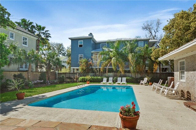 view of swimming pool featuring a patio