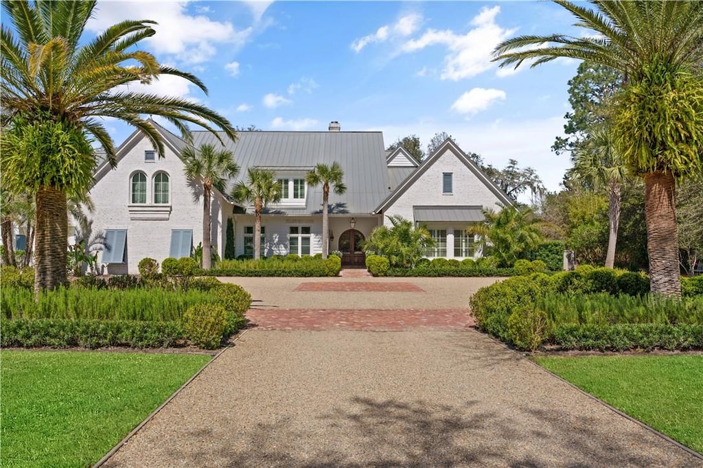 view of front of home featuring a front lawn