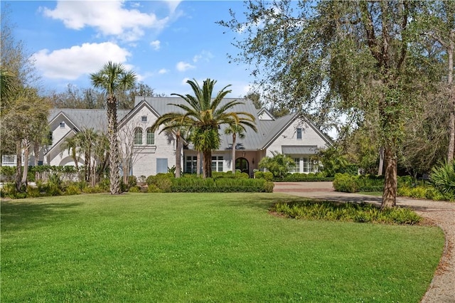 view of front of property featuring a front lawn