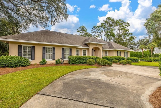 view of front of property featuring a front lawn