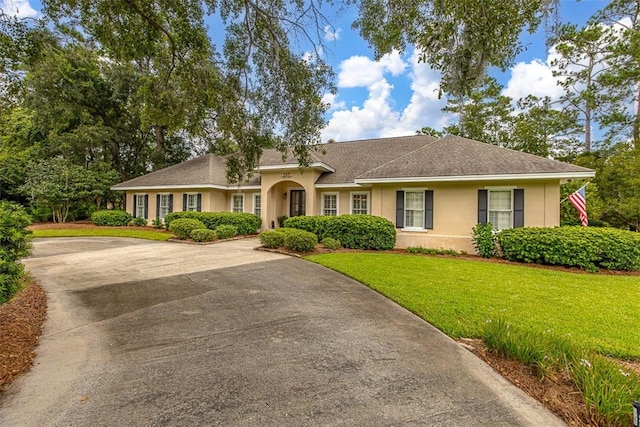 single story home with a front lawn