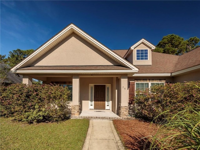 view of front of property featuring a front yard