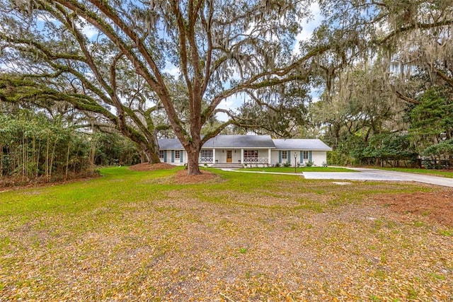 111 Youngwood Dr, Saint Simons Island, GA 31522 - ranch-style house with a front lawn and driveway