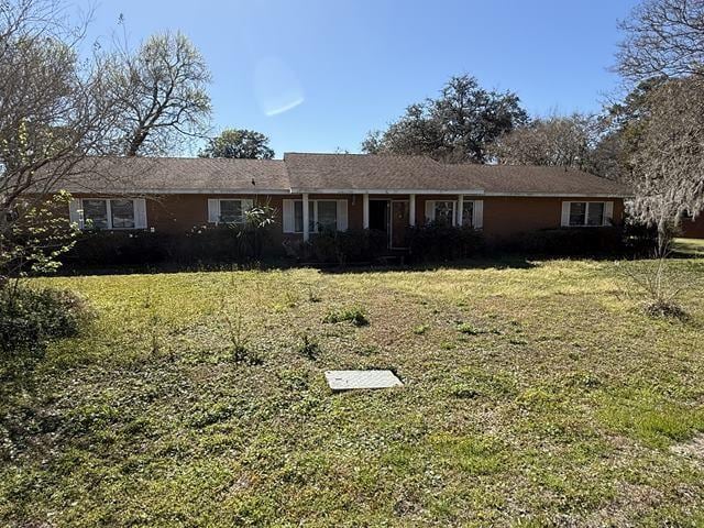 ranch-style home with a front yard