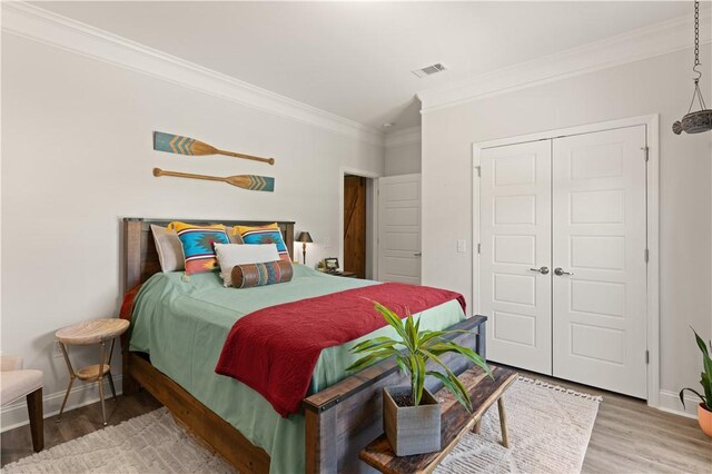 98 Bartram Trl, Brunswick, GA 31523 - bedroom featuring wood finished floors, a closet, baseboards, and crown molding
