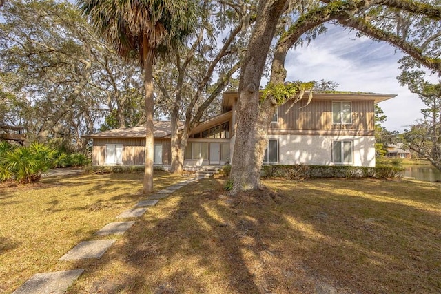 view of front of property featuring a front yard