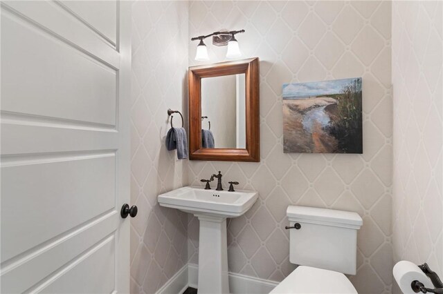 553 Park Ave, Saint Simons Island, GA 31522 - half bathroom featuring toilet and tile walls