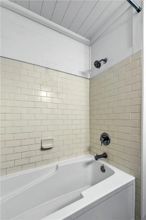 bathroom featuring tiled shower / bath combo