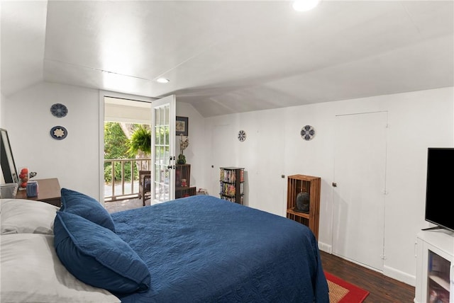 686 S Fourth St, Jesup, GA 31545 - bedroom featuring lofted ceiling, wood finished floors, access to outside, and recessed lighting