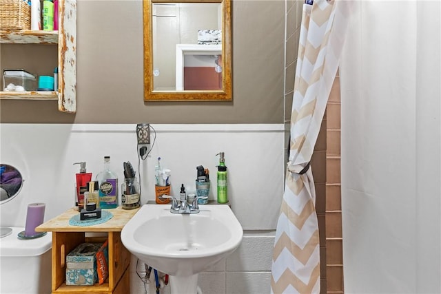 686 S Fourth St, Jesup, GA 31545 - bathroom featuring a shower with curtain and a sink