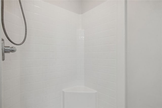 bathroom featuring tiled shower