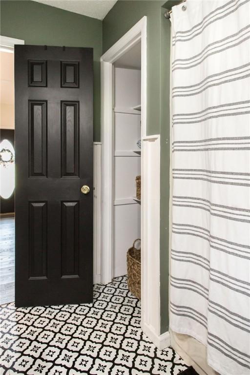 313 White Pine Highway, Nicholls, GA 31554 - bathroom featuring a shower with shower curtain