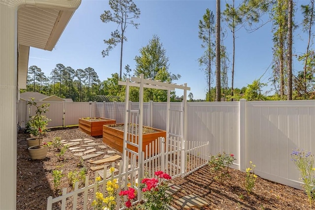 12 Hunters Dr, Brunswick, GA 31523 - fenced backyard with a vegetable garden