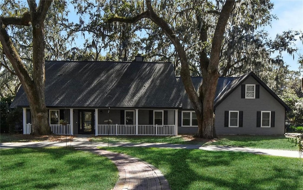 view of front of house featuring a porch and a front yard