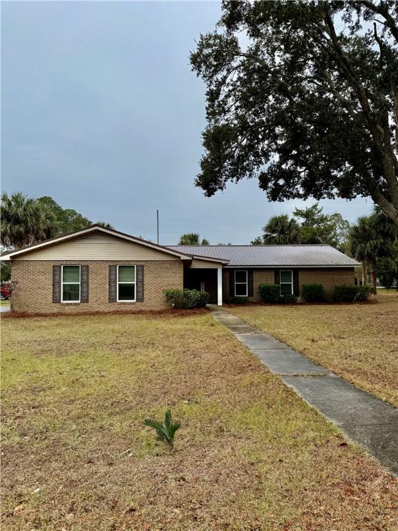 single story home featuring a front yard