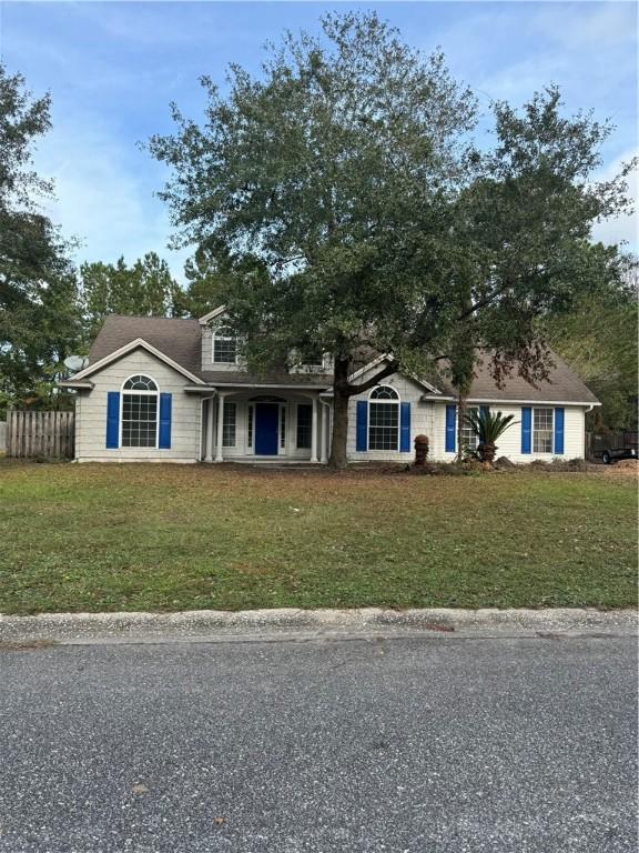 view of front facade featuring a front lawn