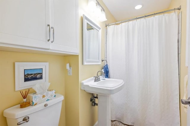 552 Old Plantation Rd, Jekyll Island, GA 31527 - bathroom featuring toilet and a shower with curtain