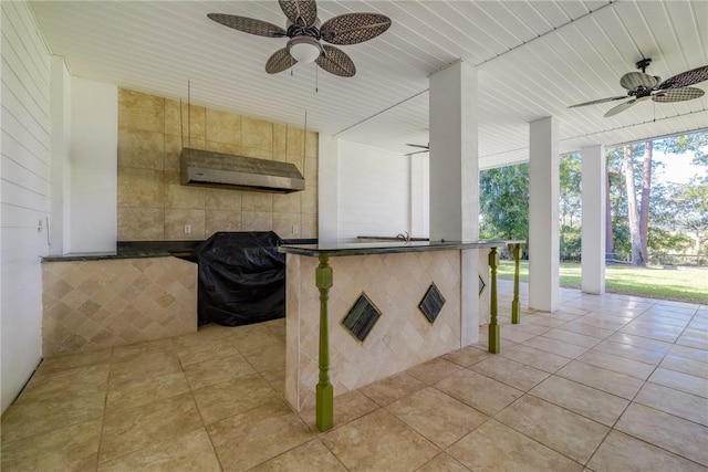 view of patio with area for grilling, an outdoor bar, and ceiling fan