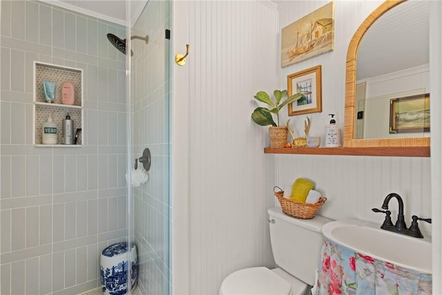 405 Everett St, Saint Simons Island, GA 31522 - bathroom featuring tiled shower and ornamental molding