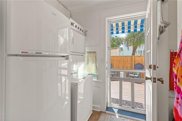 405 Everett St, Saint Simons Island, GA 31522 - washroom with washer / dryer and crown molding