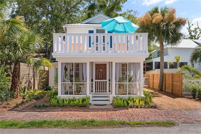 405 Everett St, Saint Simons Island, GA 31522 - view of front facade featuring a balcony and a sunroom