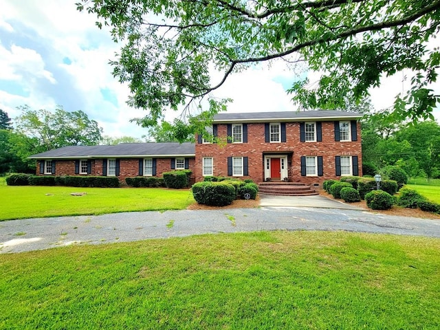 colonial inspired home featuring a front yard